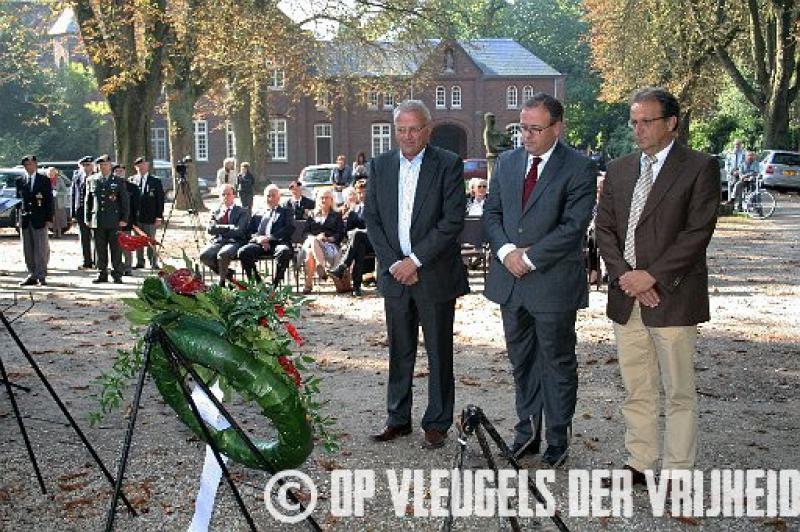 ../public/images/images/fotos/2009/kranslegging_burgemeester_en_wethouders.jpg